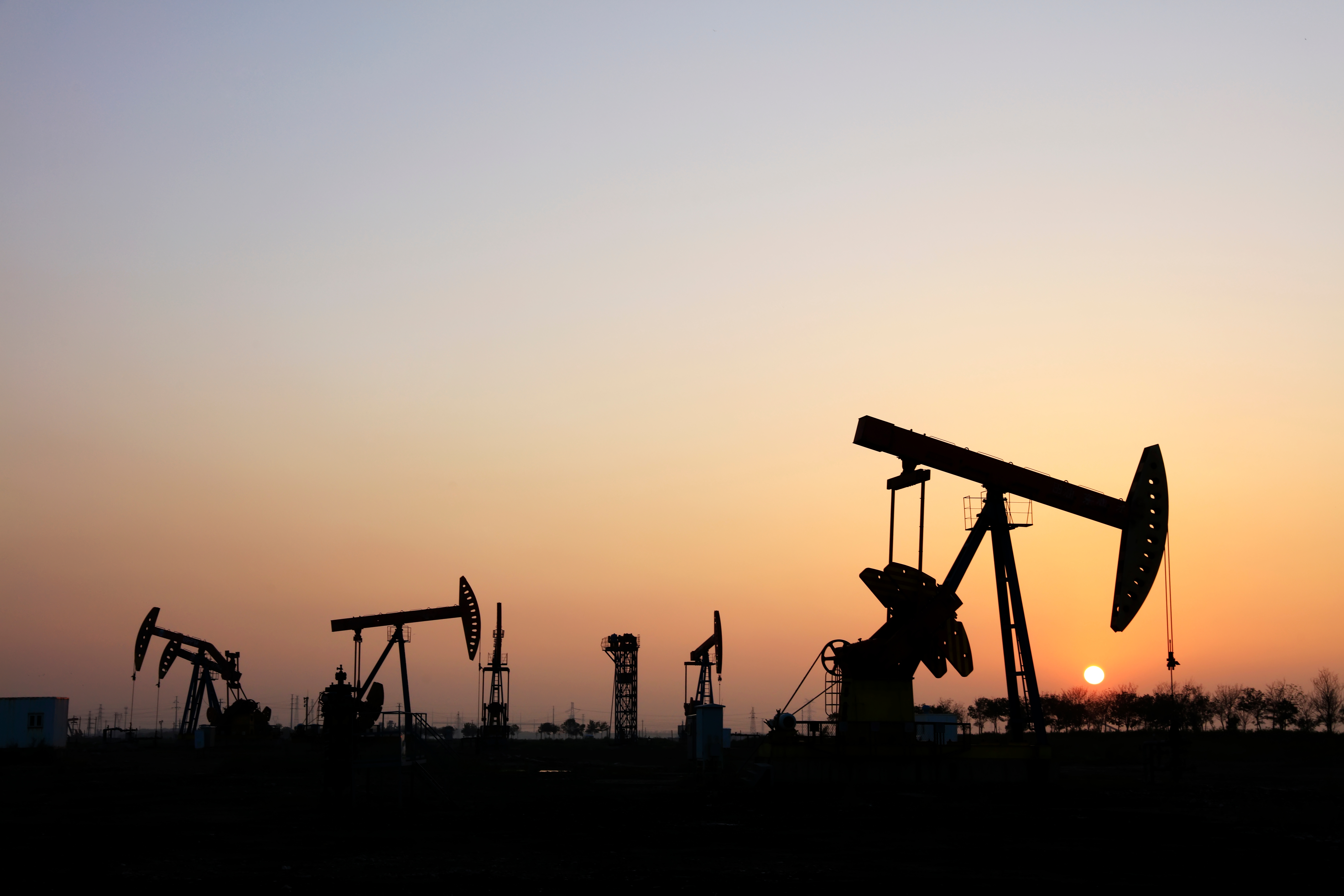 the oil pump in the evening, the evening silhouette of the pump